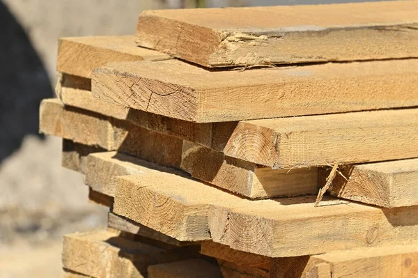 建設現場に積み上げられた松の木梁 — ストック写真