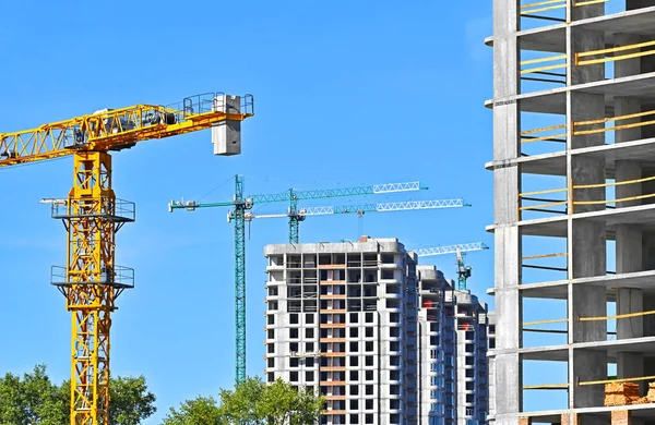 Turna ve bina mavi gökyüzüne karşı yapım aşamasında