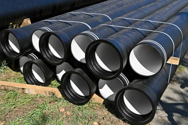 İnşaat alanına yığılmış seramik kanalizasyon borusu