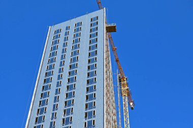 Turna ve bina mavi gökyüzüne karşı yapım aşamasında