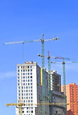 Turna ve bina mavi gökyüzüne karşı yapım aşamasında