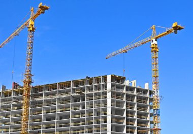 Turna ve bina mavi gökyüzüne karşı yapım aşamasında