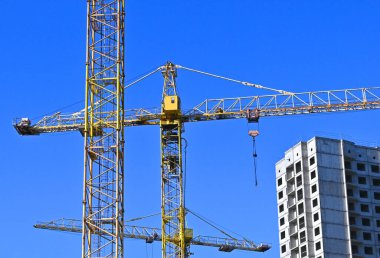 Turna ve bina mavi gökyüzüne karşı yapım aşamasında