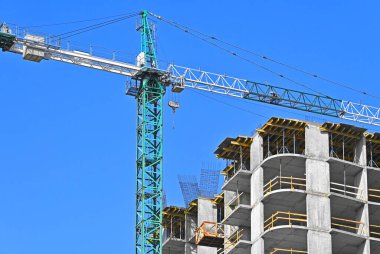 Turna ve bina mavi gökyüzüne karşı yapım aşamasında