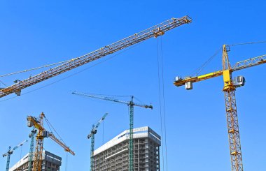 Turna ve bina mavi gökyüzüne karşı yapım aşamasında