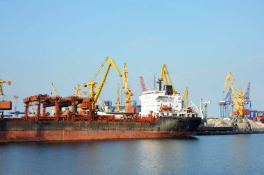 Liman kenarı, Odessa, Ukrayna 'daki genel kargo gemisi