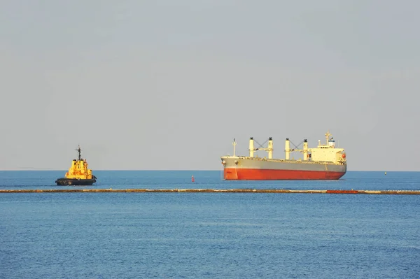 Tugboat Assisteert Generaal Vrachtschip Naar Haven Kade — Stockfoto