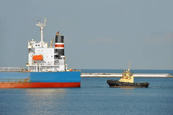 Rebocador Que Assiste Navio Carga Granel Cais Porto — Fotografia de Stock