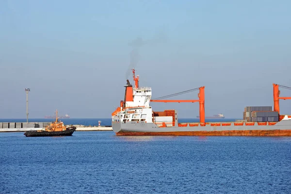 Rebocador Que Assiste Navio Carga Granel Cais Porto — Fotografia de Stock