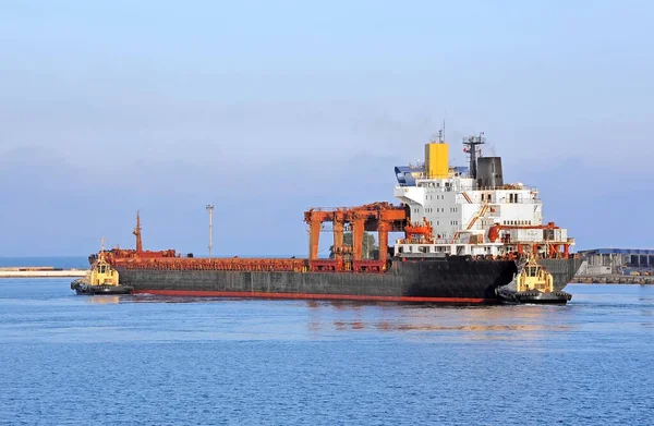 Tugboat Assisting General Cargo Ship Harbor Quayside — Stock Photo, Image