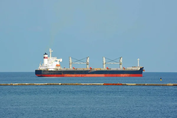 Luzem Statek Przewoźnika Quayside Port Odessie — Zdjęcie stockowe