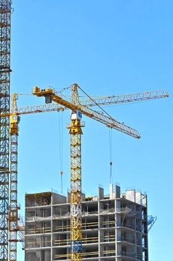 Turna ve bina mavi gökyüzüne karşı yapım aşamasında