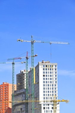 Turna ve bina mavi gökyüzüne karşı yapım aşamasında