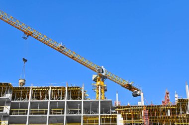 Turna ve bina mavi gökyüzüne karşı yapım aşamasında