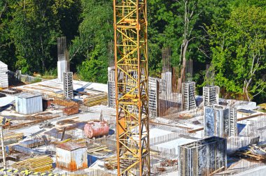 İnşaat alanında vinç ve beton işçiliği