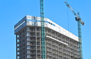 Turna ve bina mavi gökyüzüne karşı yapım aşamasında