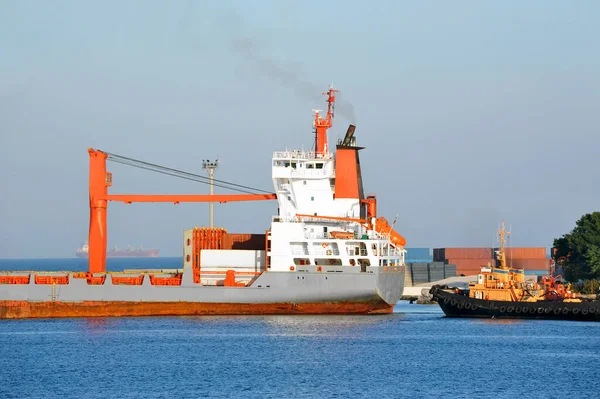 タグボートのバルク貨物船の港の波止場を支援 — ストック写真