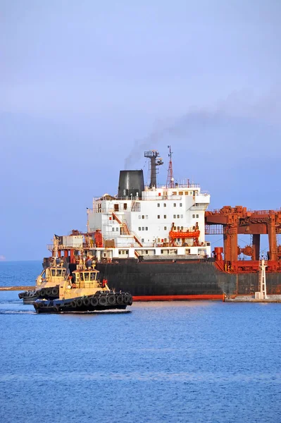 Rimorchiatore Che Assiste Nave Carico Generale Banchina Del Porto — Foto Stock