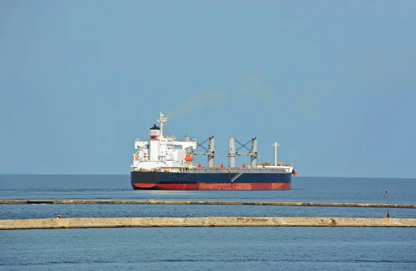 Kapal Induk Massal Pelabuhan Odessa Quayside — Stok Foto