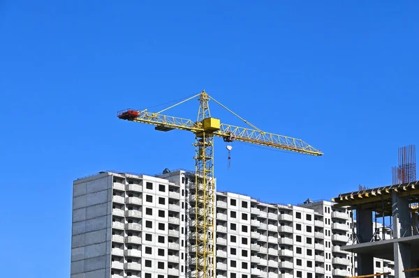 Kran Och Byggnad Konstruktion Mot Blå Himmel — Stockfoto