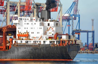 Toplu taşıyıcı gemisiyle Odessa Limanı rıhtım