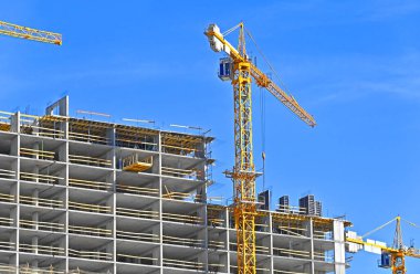 Turna ve bina mavi gökyüzüne karşı yapım aşamasında