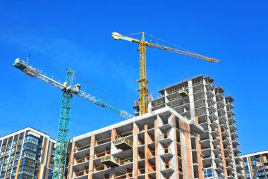 Turna ve bina mavi gökyüzüne karşı yapım aşamasında