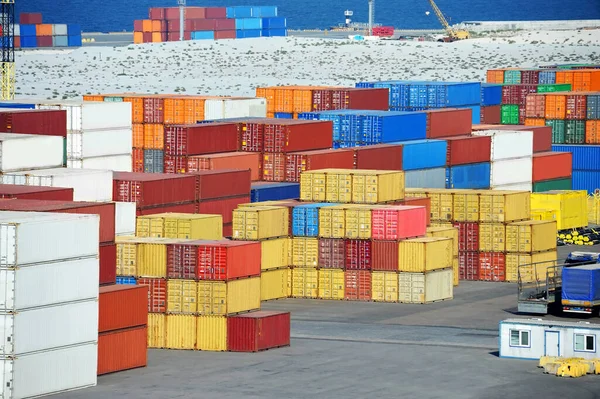 港の貨物コンテナーとポートのオデッサ ウクライナのパイプ — ストック写真