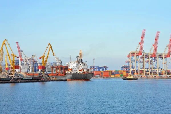 Tugboat Assisting General Cargo Ship Harbor Quayside — Stock Photo, Image