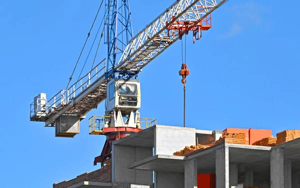 Grue Bâtiment Construction Contre Ciel Bleu — Photo