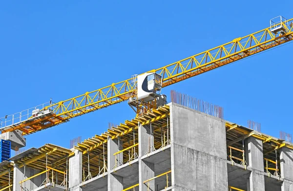 Kran Und Gebäude Bau Vor Blauem Himmel — Stockfoto