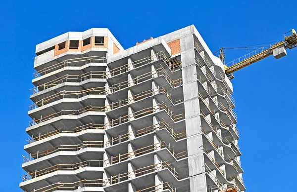 Gru Edificio Costruzione Contro Cielo Blu — Foto Stock