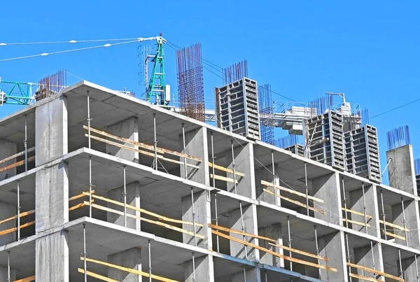 Gru Edificio Costruzione Contro Cielo Blu — Foto Stock