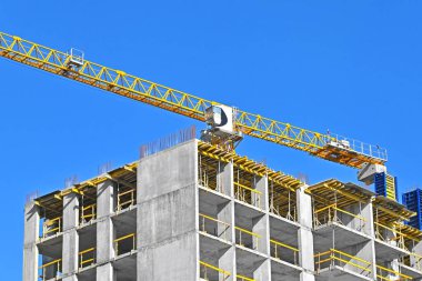 Turna ve bina mavi gökyüzüne karşı yapım aşamasında