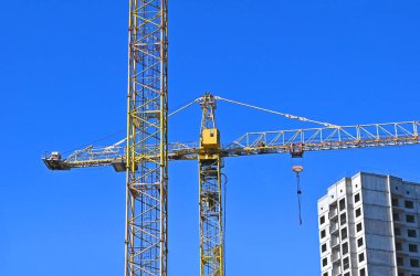 Turna ve bina mavi gökyüzüne karşı yapım aşamasında