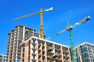 Turna ve bina mavi gökyüzüne karşı yapım aşamasında