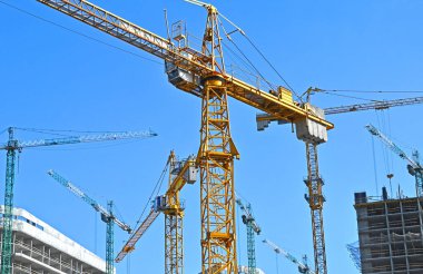 Turna ve bina mavi gökyüzüne karşı yapım aşamasında