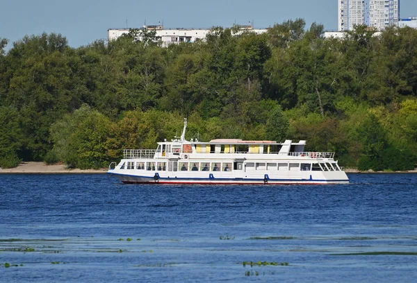 乌克兰基辅第聂伯河上的汽船 — 图库照片