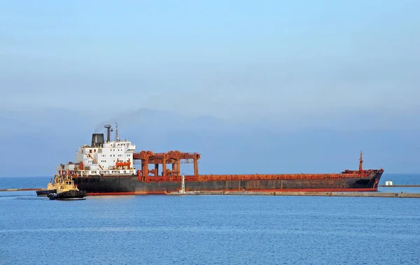 Tugboat Assisteert Generaal Vrachtschip Naar Haven Kade — Stockfoto