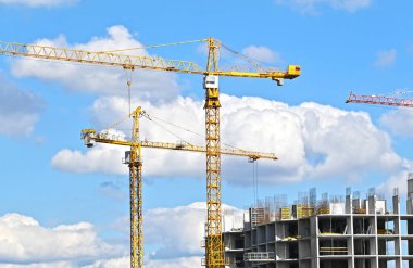 Turna ve bina mavi gökyüzüne karşı yapım aşamasında