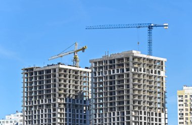 Turna ve bina mavi gökyüzüne karşı yapım aşamasında