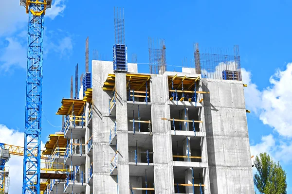 Guindaste Construção Construção Contra Céu Azul — Fotografia de Stock