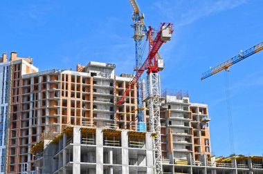 Turna ve bina mavi gökyüzüne karşı yapım aşamasında