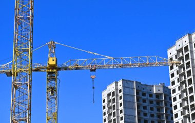 Turna ve bina mavi gökyüzüne karşı yapım aşamasında