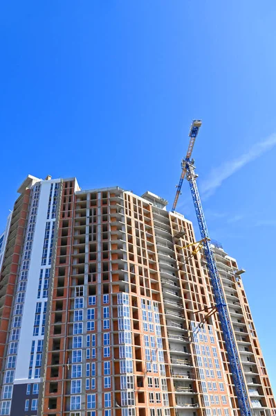 Gru Edificio Costruzione Contro Cielo Blu — Foto Stock