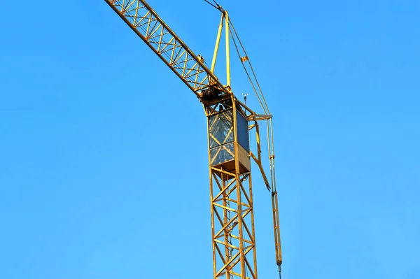 Wysoka Konstrukcja Żuraw Wieży Przed Błękitnym Niebem — Zdjęcie stockowe