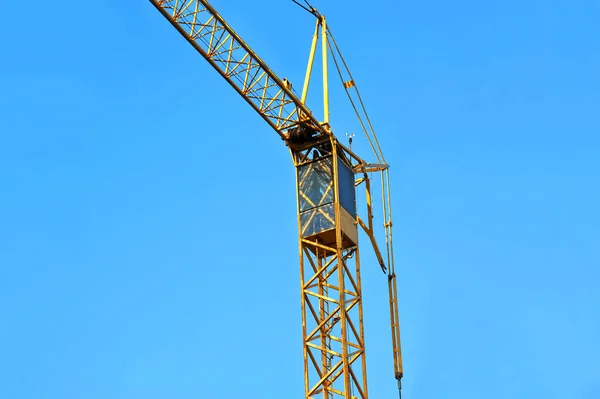 Hoge Bouwtorenkraan Tegen Blauwe Lucht — Stockfoto