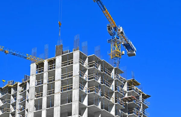 Kraanvogel Gebouw Aanbouw Tegen Blauwe Lucht — Stockfoto