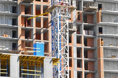 Turna ve tuğladan bina