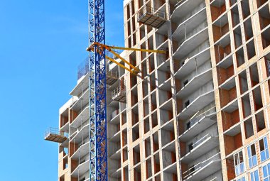 Turna ve bina mavi gökyüzüne karşı yapım aşamasında